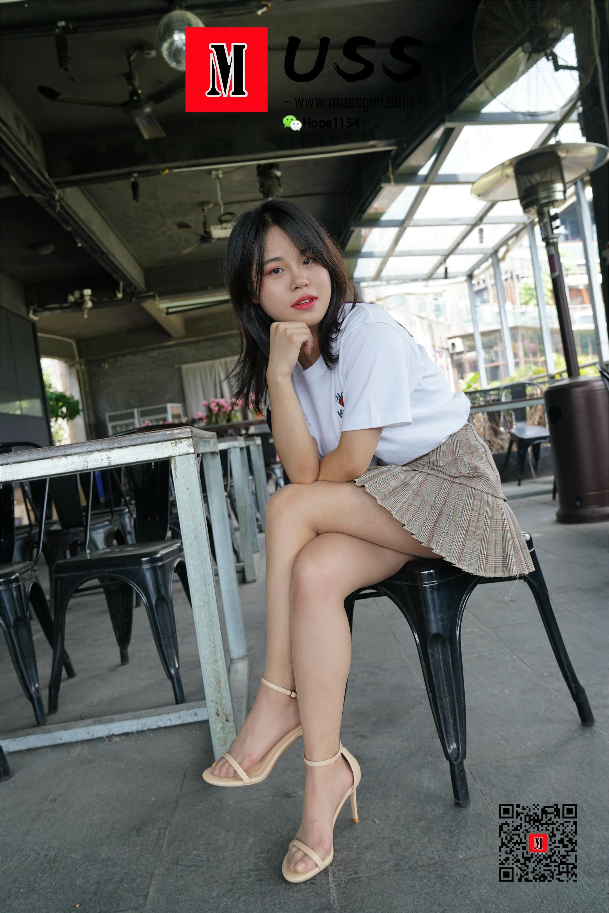 MussGirl慕丝女郎  NO.008 拍过模特的美足，那化妆师璐璐的呢？